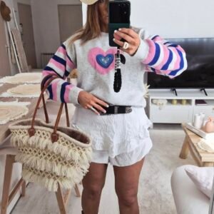 Un femme porte un Gilet long jaune pastel bicolor tendance matière douce et confortable pour la mi saison pour un look bohème