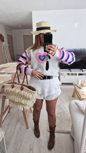 Un femme porte un Gilet long jaune pastel bicolor tendance matière douce et confortable pour la mi saison pour un look bohème