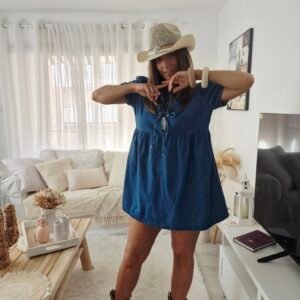 une femme porte une robe bohème en jean evasée confortable tendance