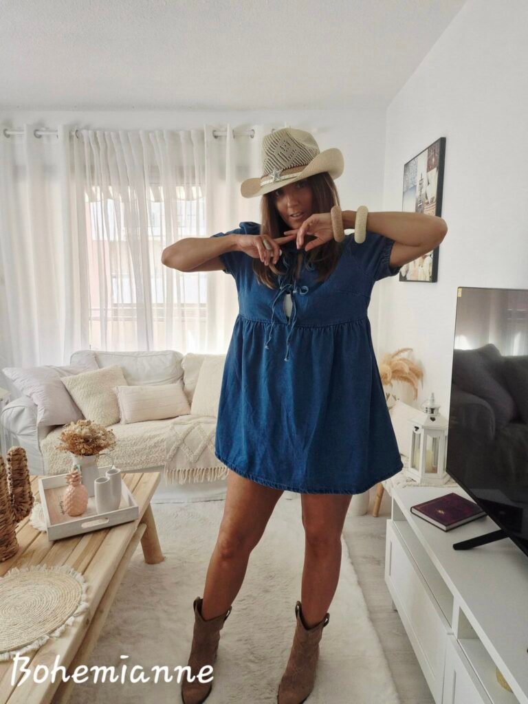 une femme porte une robe bohème en jean evasée confortable tendance