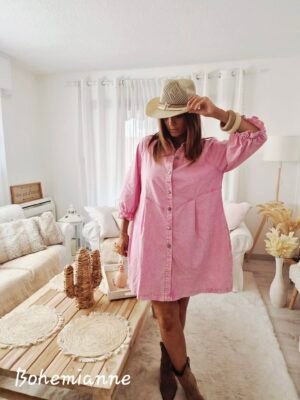 Une femme porte une robe rose évasée effet jean bohème look western tendance