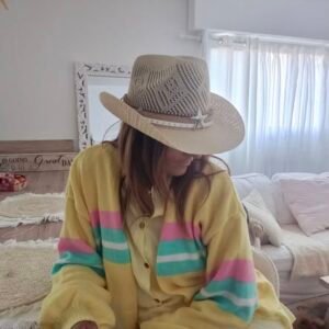 Un femme porte un Gilet long jaune pastel bicolor tendance matière douce et confortable pour la mi saison pour un look bohème