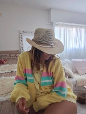 Un femme porte un Gilet long jaune pastel bicolor tendance matière douce et confortable pour la mi saison pour un look bohème