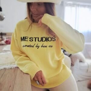 Une femme porte un pull tendance femme jaune à motifs tendance confortable pour la mi saison tissus très doux et des couleurs avec du pep's