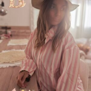 Chemise longue bohème femme à grosses rayures rose et blanche, coupe décontractée, style léger et élégant pour un look estival