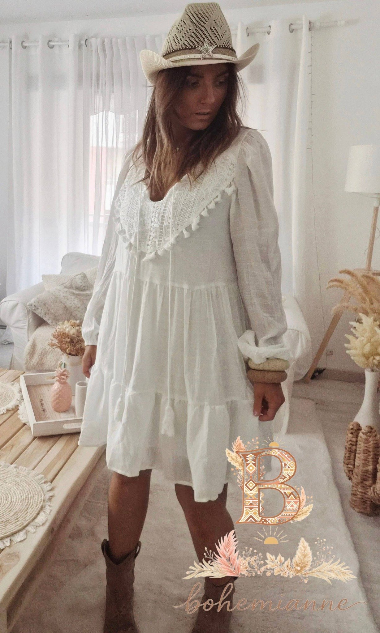 Robe blanche bohème femme évasée avec pompons, manches longues, fluide et doublée, en polyester très doux pour un confort optimal et un style élégant.