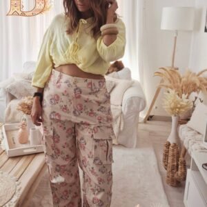 Pantalon cargo femme bohème beige à motifs floraux, coupe décontractée, style léger et confortable pour un look estival et tendance