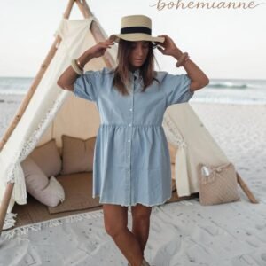 Robe bohème bleu clair en coton coupe chemise fluide portée sur la plage style californien