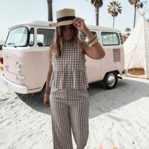 Ensemble femme bohème à carreaux beige, top fluide sans manches et pantalon large, style californien chic.