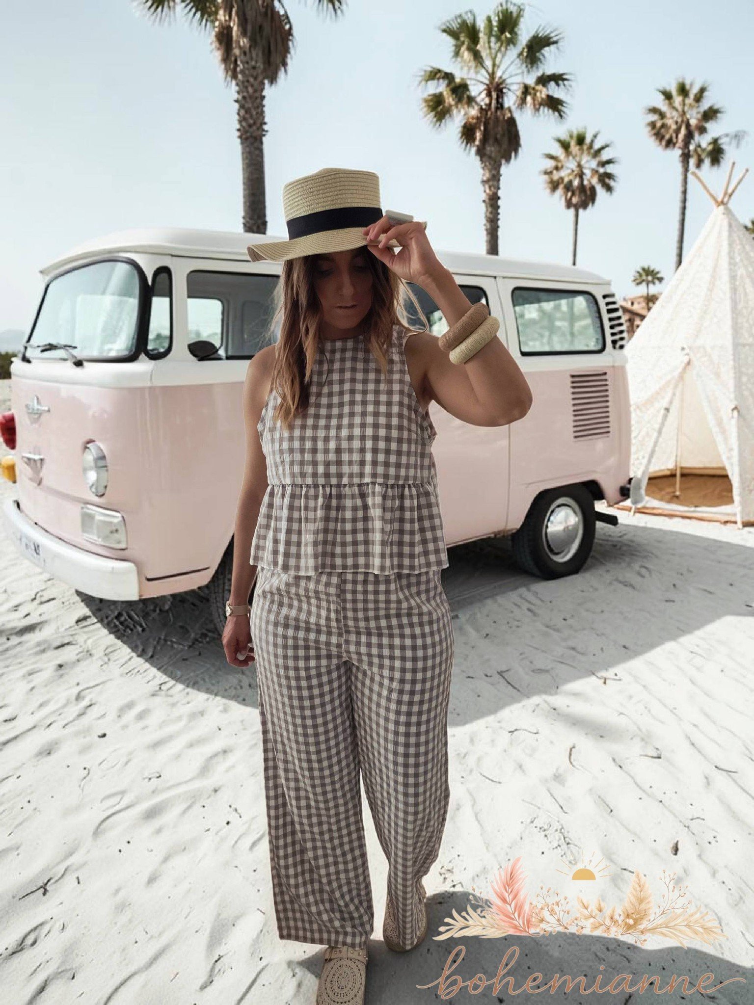 Ensemble femme bohème à carreaux beige, top fluide sans manches et pantalon large, style californien chic.