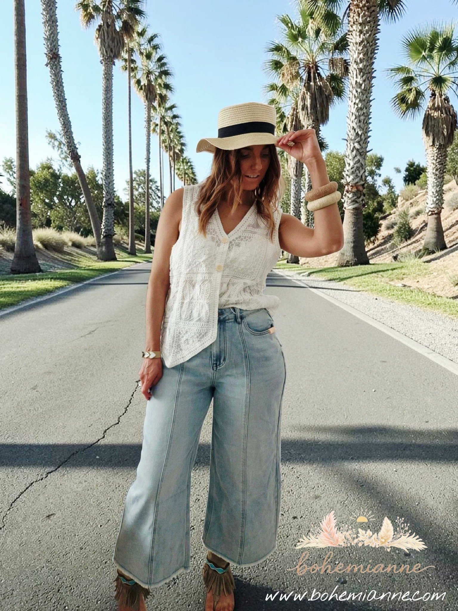 Jean femme coupe large bleu clair, longueur cheville effet coupé, style bohème chic décontracté.