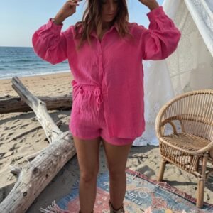 Ensemble femme rose bohème chic, chemise fluide manches longues et short taille élastique, look été plage