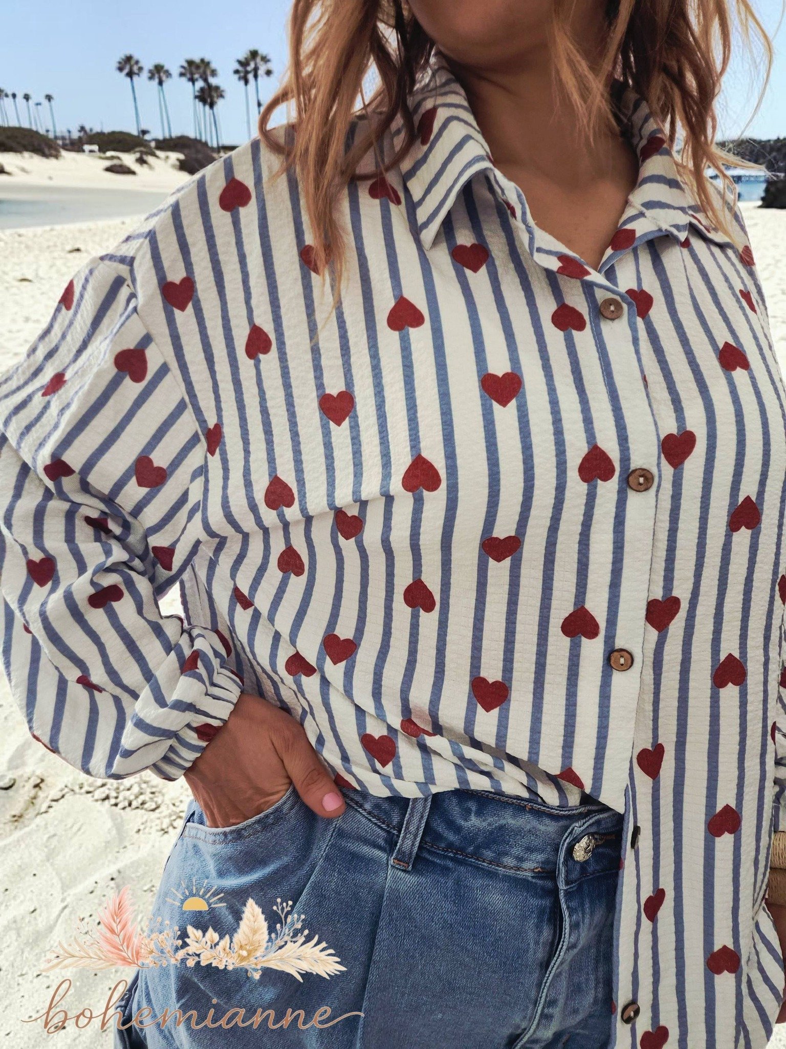 Chemisier femme bohème à rayures avec imprimé cœurs rouges, coupe fluide en polyester doux, style chic et décontracté.