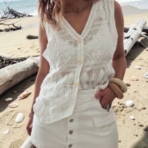 Gilet femme en dentelle blanche bohème chic, coupe sans manches élégante, style romantique été.