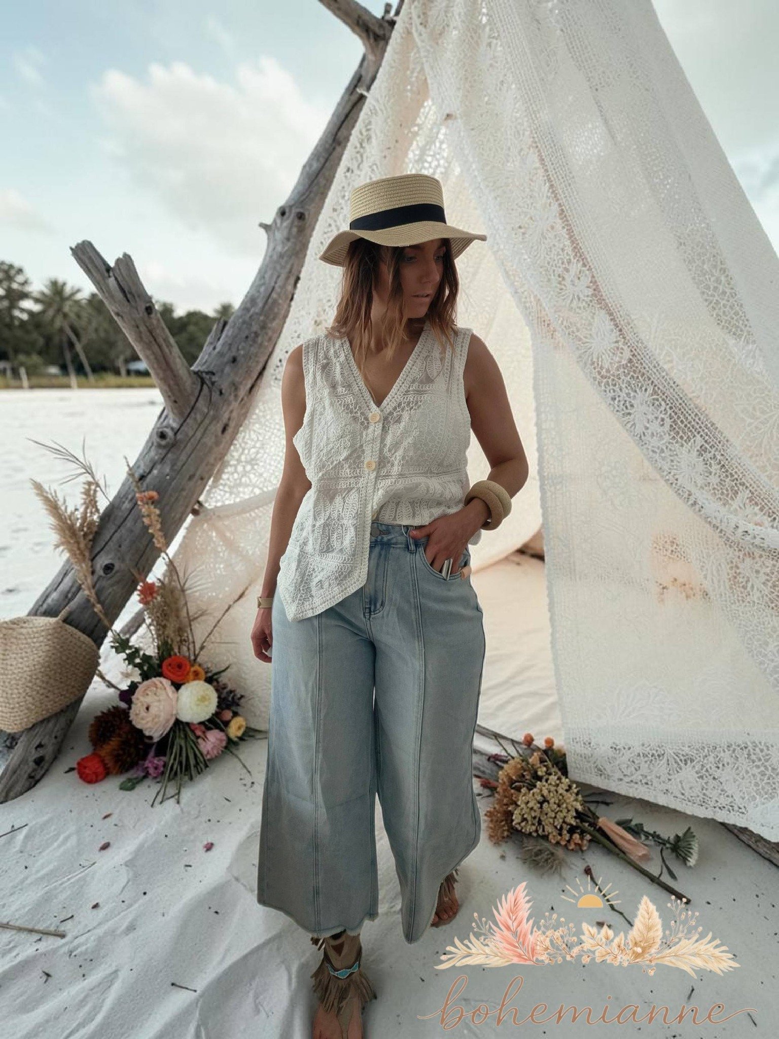 Jean femme coupe large bleu clair, longueur cheville effet coupé, style bohème chic décontracté.