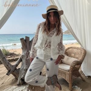 Jean blanc à fleurs brodées pour femme, style bohème chic, coupe confortable en coton et élasthanne.