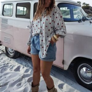 Chemisier femme bohème à rayures avec imprimé cœurs rouges, coupe fluide en polyester doux, style chic et décontracté.