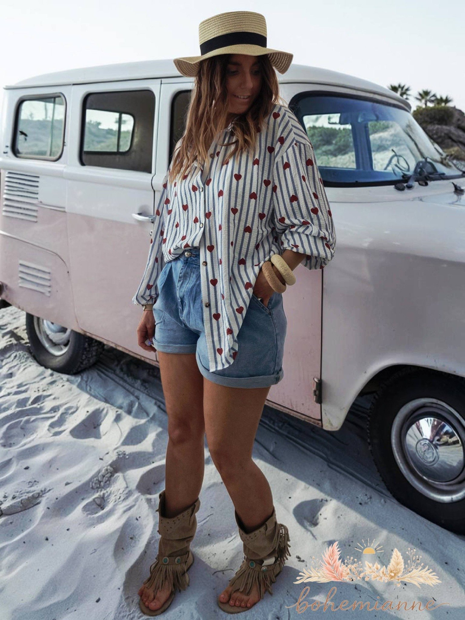 Chemisier femme bohème à rayures avec imprimé cœurs rouges, coupe fluide en polyester doux, style chic et décontracté.