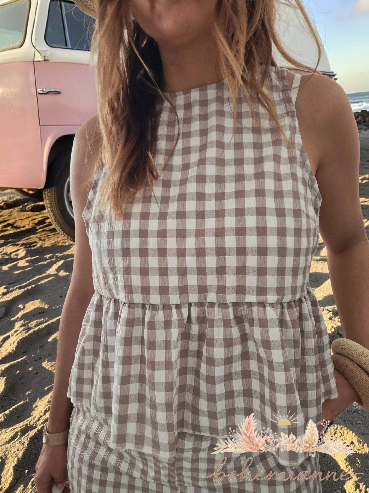 Ensemble femme bohème à carreaux beige, top fluide sans manches et pantalon large, style californien chic.