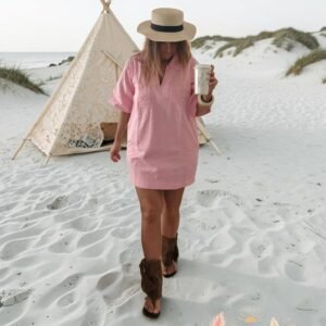Robe bohème rose en coton coupe chemise fluide portée sur la plage style californien été