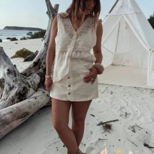 Jupe-short femme blanche bohème chic, coupe courte avec poches, tissu élasthanne confortable, look été.