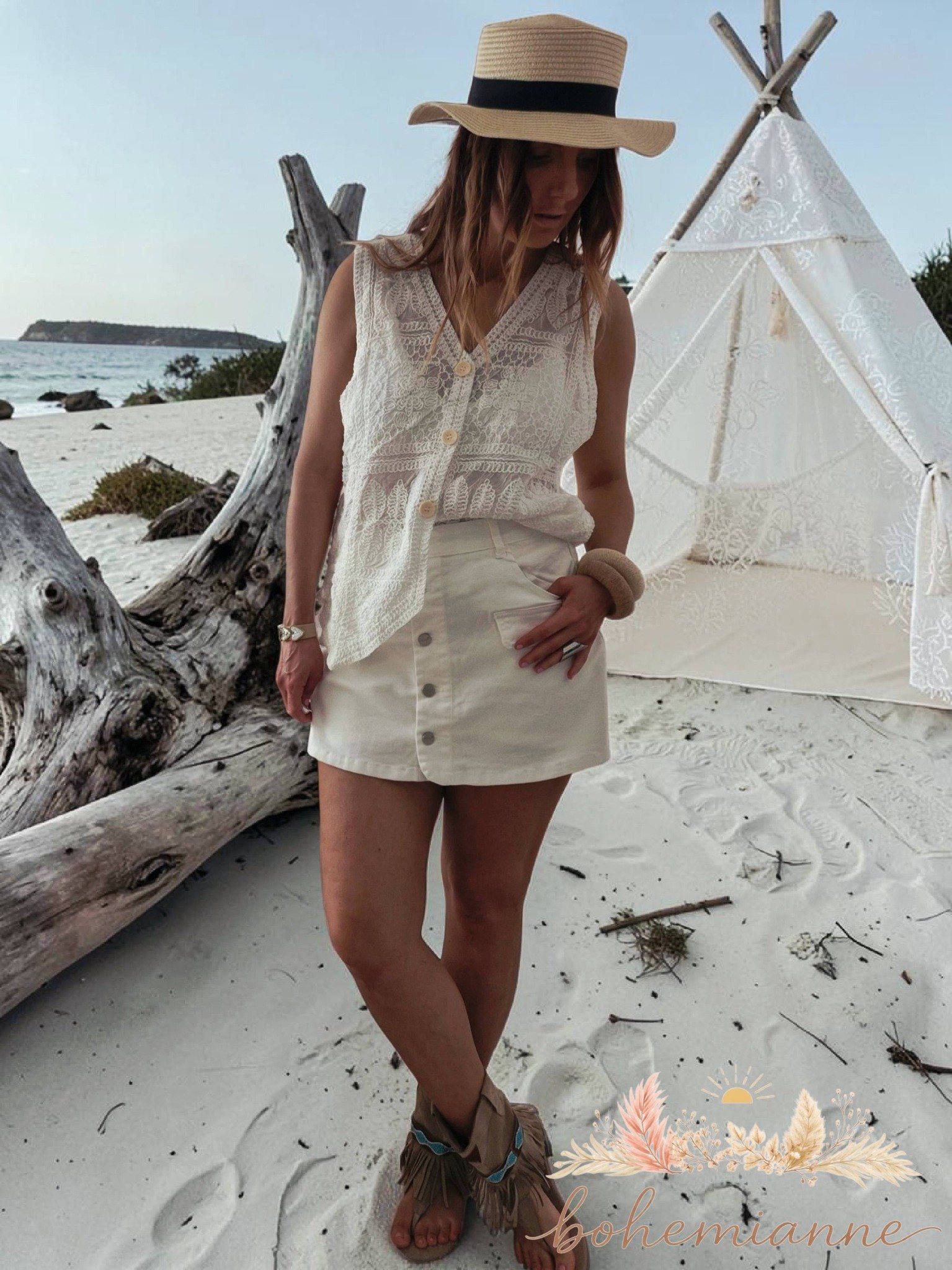 Jupe-short femme blanche bohème chic, coupe courte avec poches, tissu élasthanne confortable, look été.