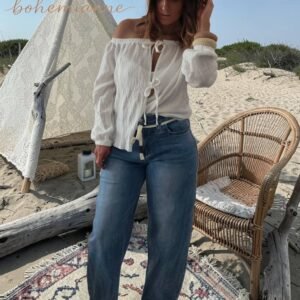 Jean femme bleu coupe large style bohème chic, denim confortable taille haute, look été décontracté.