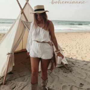 Combishort bohème blanc en coton fluide asymétrique porté sur la plage style californien été