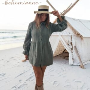 Robe chemise kaki bohème en gaze de coton avec manches ballon et dentelle portée sur la plage style californien