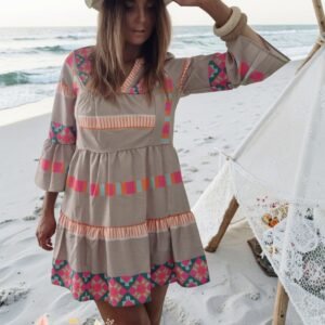 Robe bohème imprimé ethnique beige avec motifs colorés portée sur la plage style californien