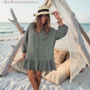 Robe bohème kaki en gaze de coton italienne coupe fluide avec manches longues portée sur la plage style californien