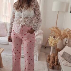 Jean rose à cœurs Love Story Malibu femme avec blouse dentelle look bohème chic