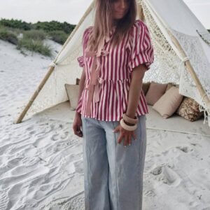 Haut bohème rayé rose et blanc avec noeuds à nouer et manches ballon porté en été style californien