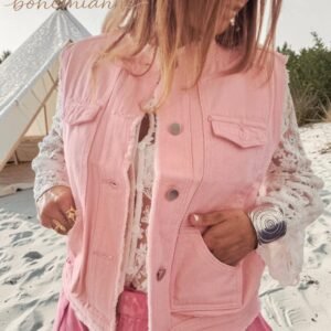 Gilet sans manches rose Sunset Venice effet coupé style bohème chic porté avec blouse dentelle