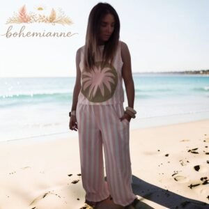 Ensemble femme rose et blanc à rayures avec débardeur imprimé palmier et pantalon fluide en polyester, disponible en plusieurs tailles.