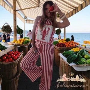 Ensemble femme rouge et blanc à rayures composé d'un débardeur avec imprimé homard et d'un pantalon fluide en polyester, disponible en plusieurs tailles.