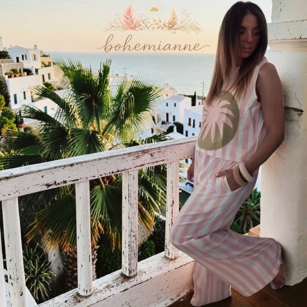 Ensemble femme rose et blanc à rayures avec débardeur imprimé palmier et pantalon fluide en polyester, disponible en plusieurs tailles.