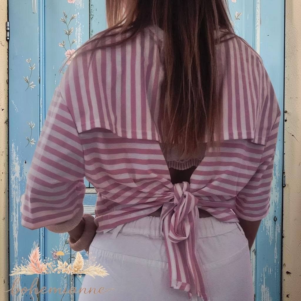 Chemise femme à rayures roses et blanches avec dos ouvert à nouer, style bohème chic, manches longues retroussables.